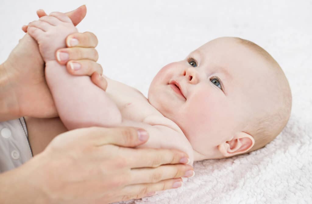 bebe encima de una toalla