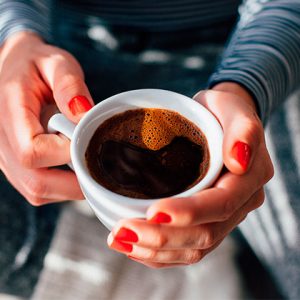 taza de cafe en la mano
