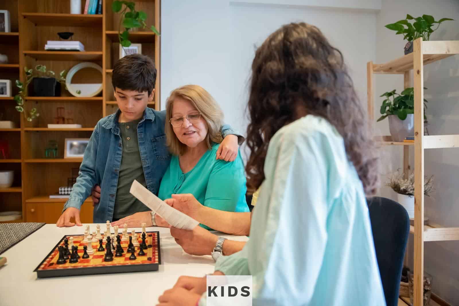 Juego de mesa en familia