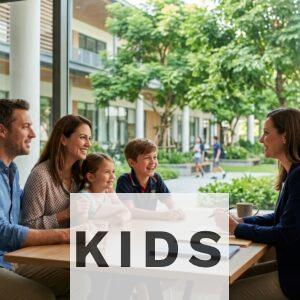 Familia visitando un colegio internacional