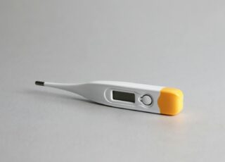 Termómetro digital para medir la fiebre en niños